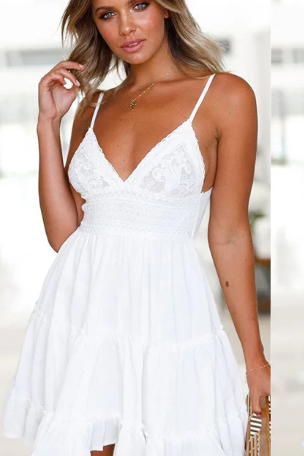 Freja | Robe Mi-Longue d'Été en Dentelle Blanche Dos Ouvert à Bretelles
