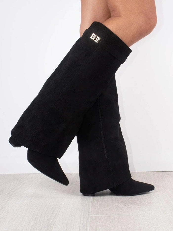 Ernestine, Bottes hautes à talon caché