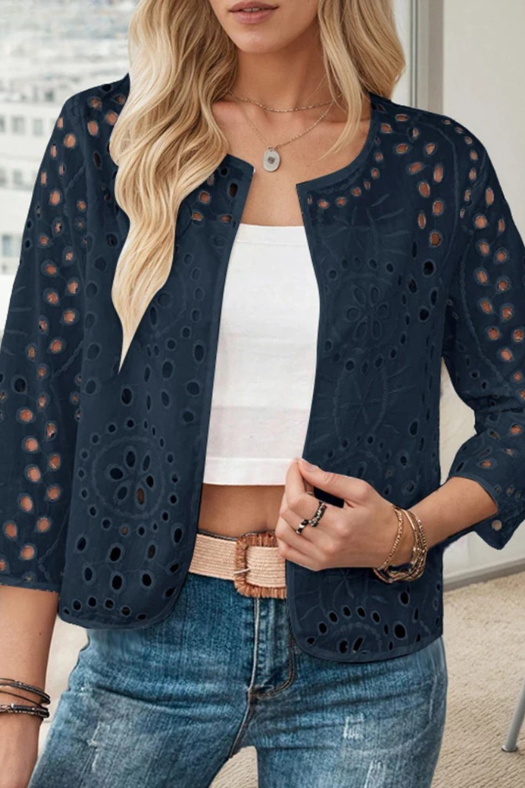 Imogen | Cardigan Court Femme en Crochet avec Détails Broderie Anglaise