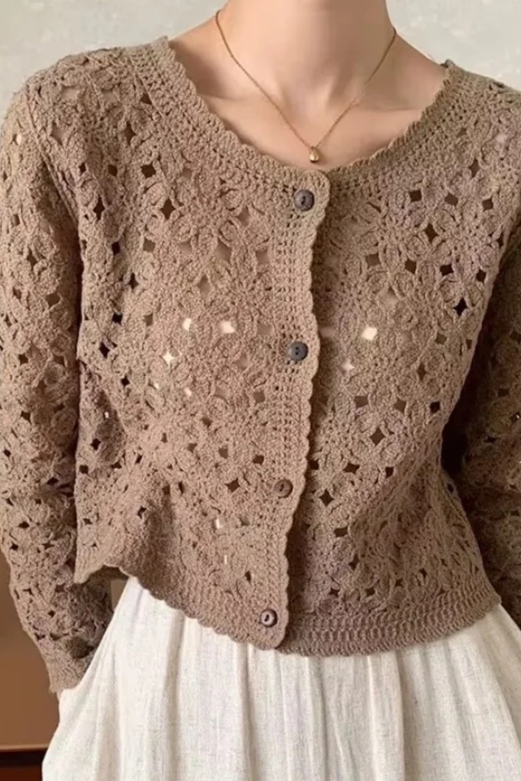 Agatha | Cardigan Court Femme en Crochet avec Détails Floraux