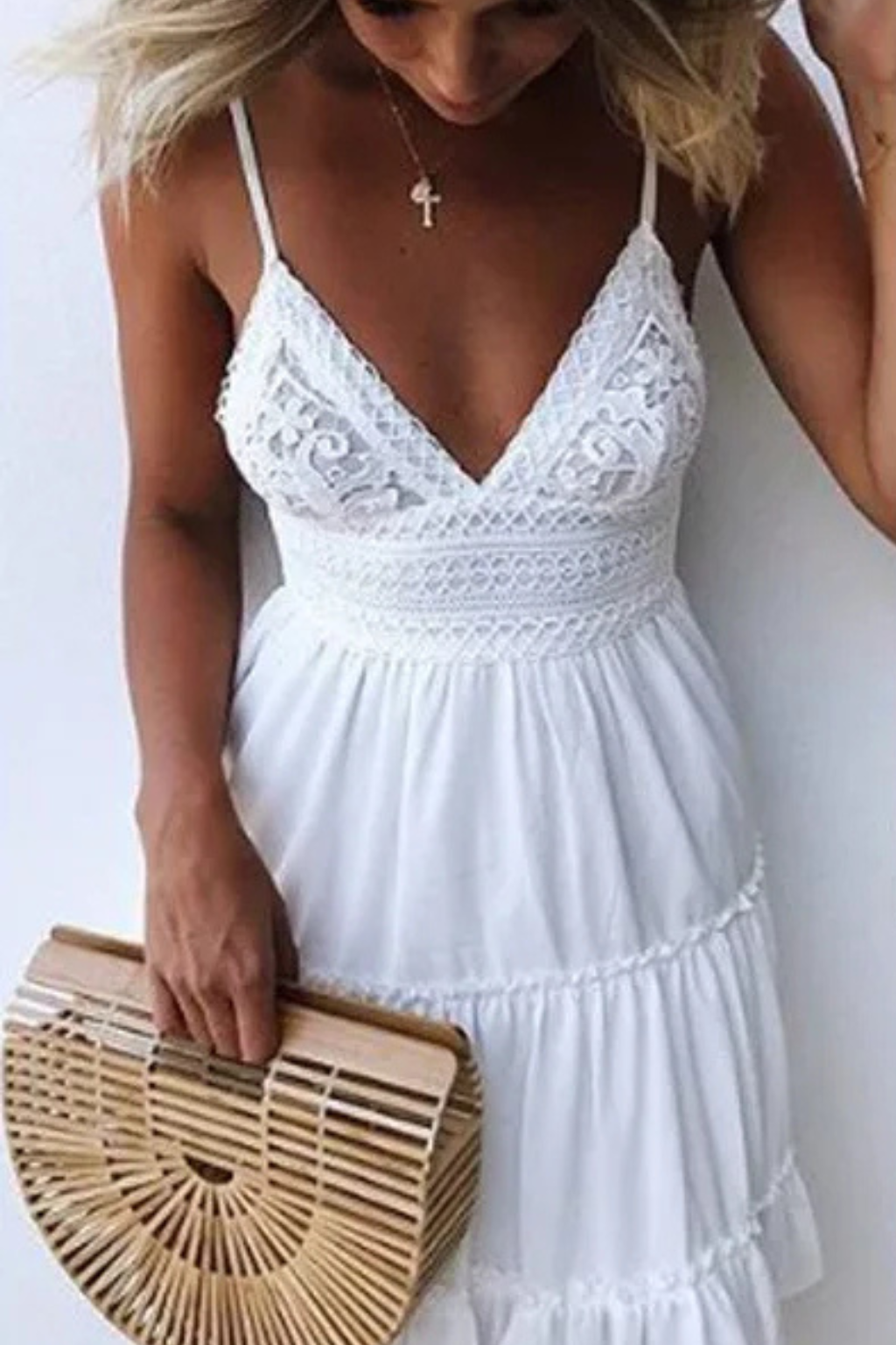 Freja | Robe Mi-Longue d'Été en Dentelle Blanche Dos Ouvert à Bretelles