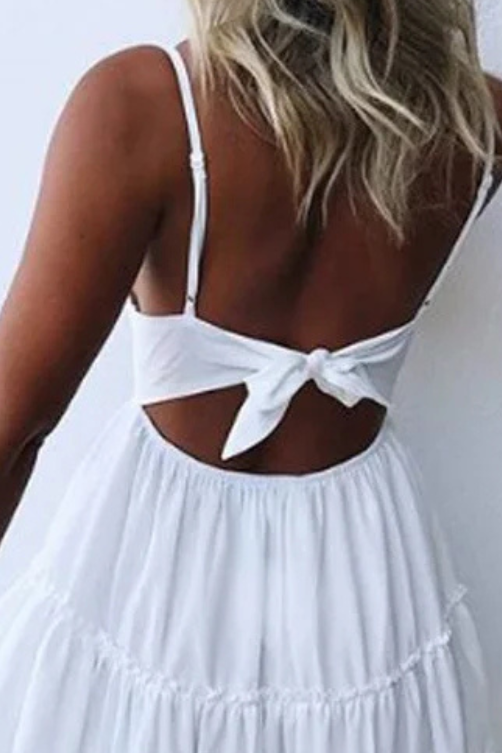 Freja | Robe Mi-Longue d'Été en Dentelle Blanche Dos Ouvert à Bretelles