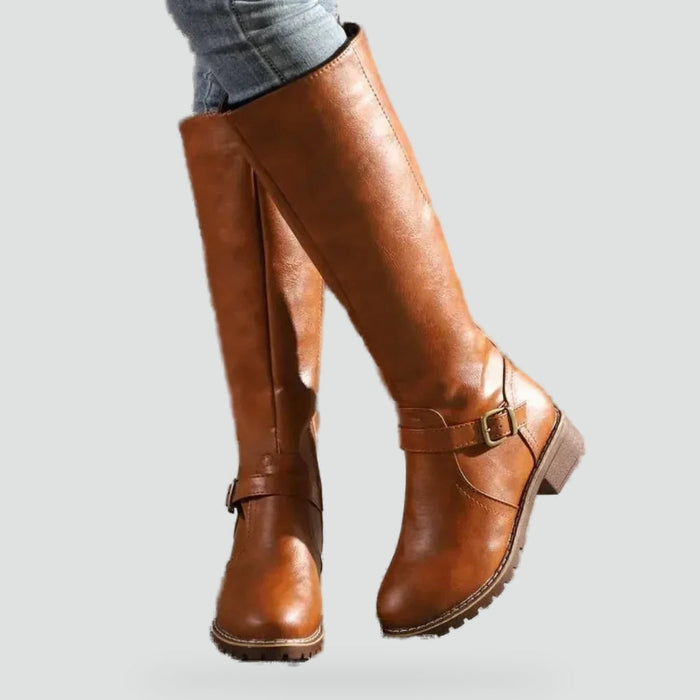 Mahaut, Bottes cuir à boucles